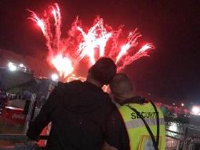 An den Heiratsantrag kommt dieser Moment zwar nicht heran, trotzdem zeigt das Foto Martina Rizzolis Highlight bei Rock im Park 2019: Ihr Mann Marko (links) mit einem befreundeten Security, einträchtig beim großen Feuerwerk.