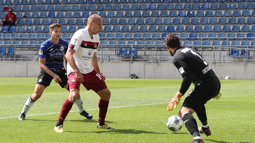 Den Ball über die Linie drücken kann aber auch der Schweizer nicht. Stefan Ortega rettet für Bielefeld in letzter Sekunde.