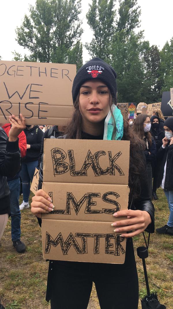 "Ich bin für diese Demo extra eine Stunde mit dem Zug hergefahren und finde es toll, wie viele sich hier für die Gemeinschaft einsetzen. Wir kämpfen hier für Gerechtigkeit und zeigen, dass wir hinter jeder Hautfarbe stehen. Rassismus gibt es überall auf der Welt und wir sollten nicht damit leben. Das Video vom Tod Floyds hat mich traurig gemacht. Es ist schockierend, dass so etwas in unserer modernen Gesellschaft noch passiert. Meine Großeltern sind aus Sizilien nach Deutschland gekommen und sind, wie meine Eltern, oft als Spaghettos oder Italos beschimpft worden. Mein Vater wurde von Kollegen oder auch einfach auf der Straße beleidigt. Ich selbst war in meiner Schulzeit immer die Böse, wenn Fußballturniere stattfanden, weil die Italiener ja so aggressiv seien und sie haben gesagt, dass es typisch sei, dass ich so temperamentvoll bin. Aber warum ist das ein Grund, mich zu verurteilen? Ich habe eine ganz persönliche Motivation, heute hier mit zu demonstrieren und ich will auch nach dem Abitur Jura studieren."