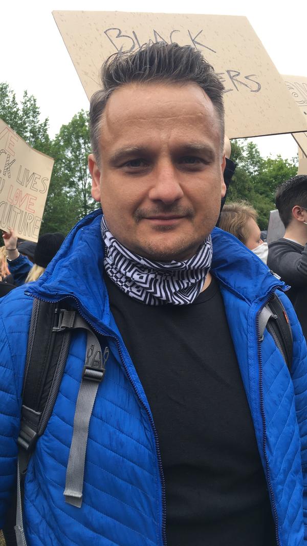 "Ich bin heute mit meiner 12-jährigen Tochter hier und freue mich, dass sie politisch aktiv ist. Sie sieht, dass wir wegen unserer Hautfarbe Vorteile haben, die wir eigentlich nicht haben dürften. Einmal habe ich erlebt, wie ein Freund von ihr aus der Fußballmannschaft öffentlich rassistisch beleidigt wurde und ich war so schockiert, dass es mir die Sprache verschlagen hat. Unter meinen Kollegen sind auch viele Ausländer, die von schlimmen Geschichten aus ihrer Schulzeit erzählen. Die Nachricht vom Fall George Floyd war keine Überraschung, aber mir ist eine Veränderung aufgefallen. Noch vor zwanzig Jahren wäre es undenkbar gewesen, dass diese Polizisten angeklagt werden. Die gewalttätigen Demonstrationen in den USA sind allerdings nicht der richtige Weg. Ich habe dafür kein Verständnis, aber ich weiß auch nicht, wie es sich anfühlt, jahrelang diskriminiert zu werden. Da bricht sich gerade einige Frustration der Menschen Bahn."