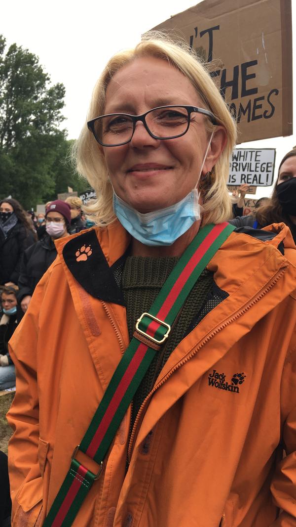 "Die aktuelle Situation macht es nötig, dass man mal wieder aktiv wird. Ich selbst habe in den letzten Monaten die Beteiligung etwas schleifen müssen, aber das Thema Rassismus ist extrem wichtig. Man muss etwas tun und es ist toll, dass sich offensichtlich mehr Jugendliche politisch engagieren. Allerdings hätte ich mir gewünscht, dass mehr Menschen über 40 hier teilnehmen, wir sind alle in der Verantwortung. Ich bin vor allem hier, weil auch in Nürnberg, wie überall in Deutschland, Rassismus existiert. Mein Sohn hat eine dunkle Hautfarbe, weil sein Vater aus Südamerika stammt, und er ist so oft wegen seiner Hautfarbe von der Nürnberger Polizei kontrolliert worden. Außerdem arbeite ich als Sozialpädagogin und unterstütze Flüchtlinge. Der Umgang mit ihnen ist grenzwertig und ich weiß, dass der Rassismus existiert. Solche diskriminierenden Polizeieinsätze dürften in unserer modernen Gesellschaft aber eigentlich nicht mehr passieren. Die aktuelle Bewegung sensibilisiert jetzt die Gesellschaft. Das gibt Hoffnung für die Zukunft."
