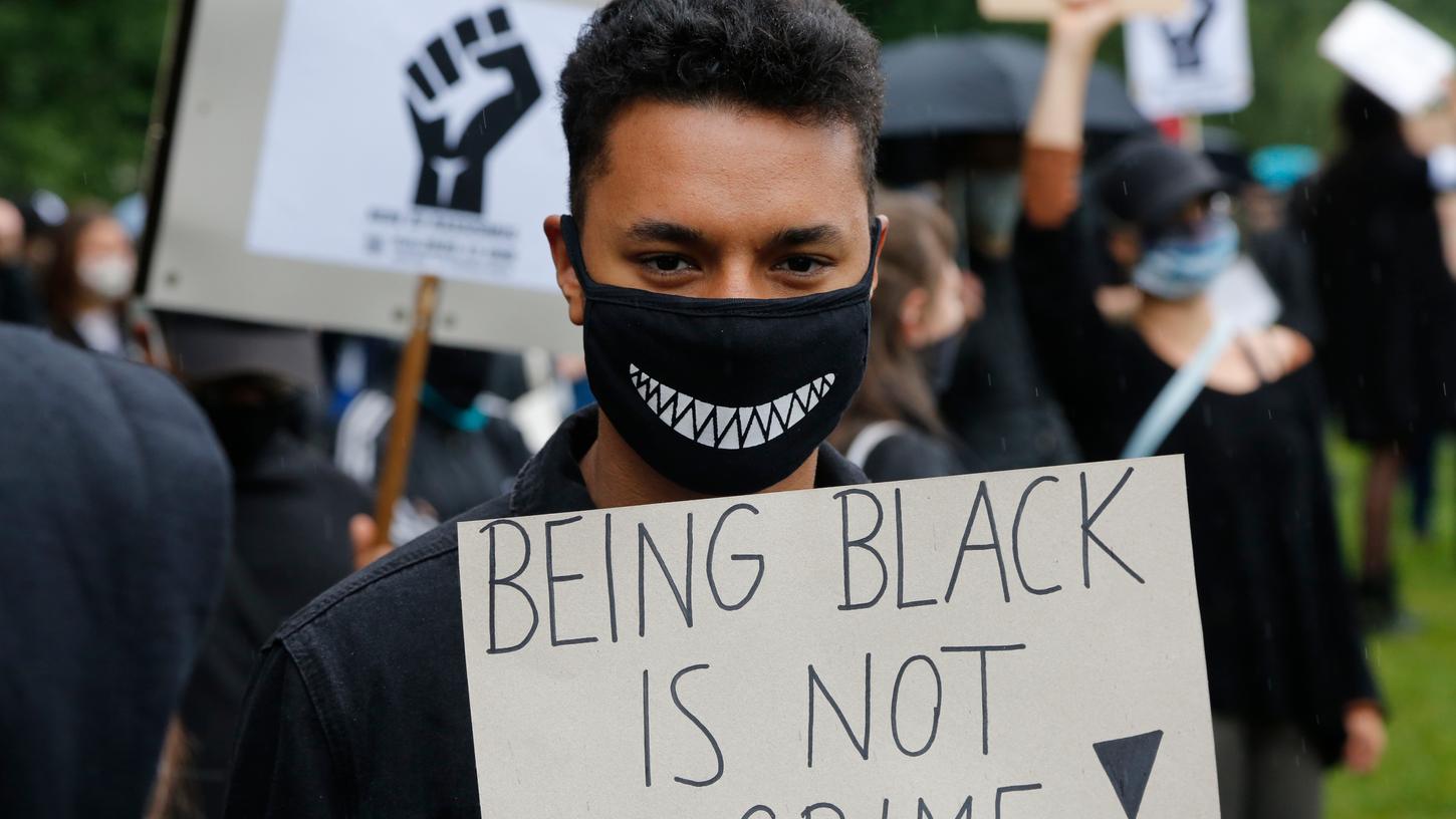 Auf ihren Schildern standen Sprüche wie "White Silence is Violence", "Being black is not a crime" und natürlich "Black Lives Matter". Deutschlandweit gab es am Wochenende Demonstrationen gegen Rassismus und Polizeigewalt - auch in Nürnberg.