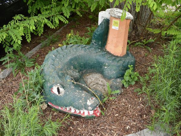 Wer möchte ein Stein-Krokodil ersteigern? Bei der Online-Auktion, die noch bis zum 27. August läuft, ist das möglich. 
