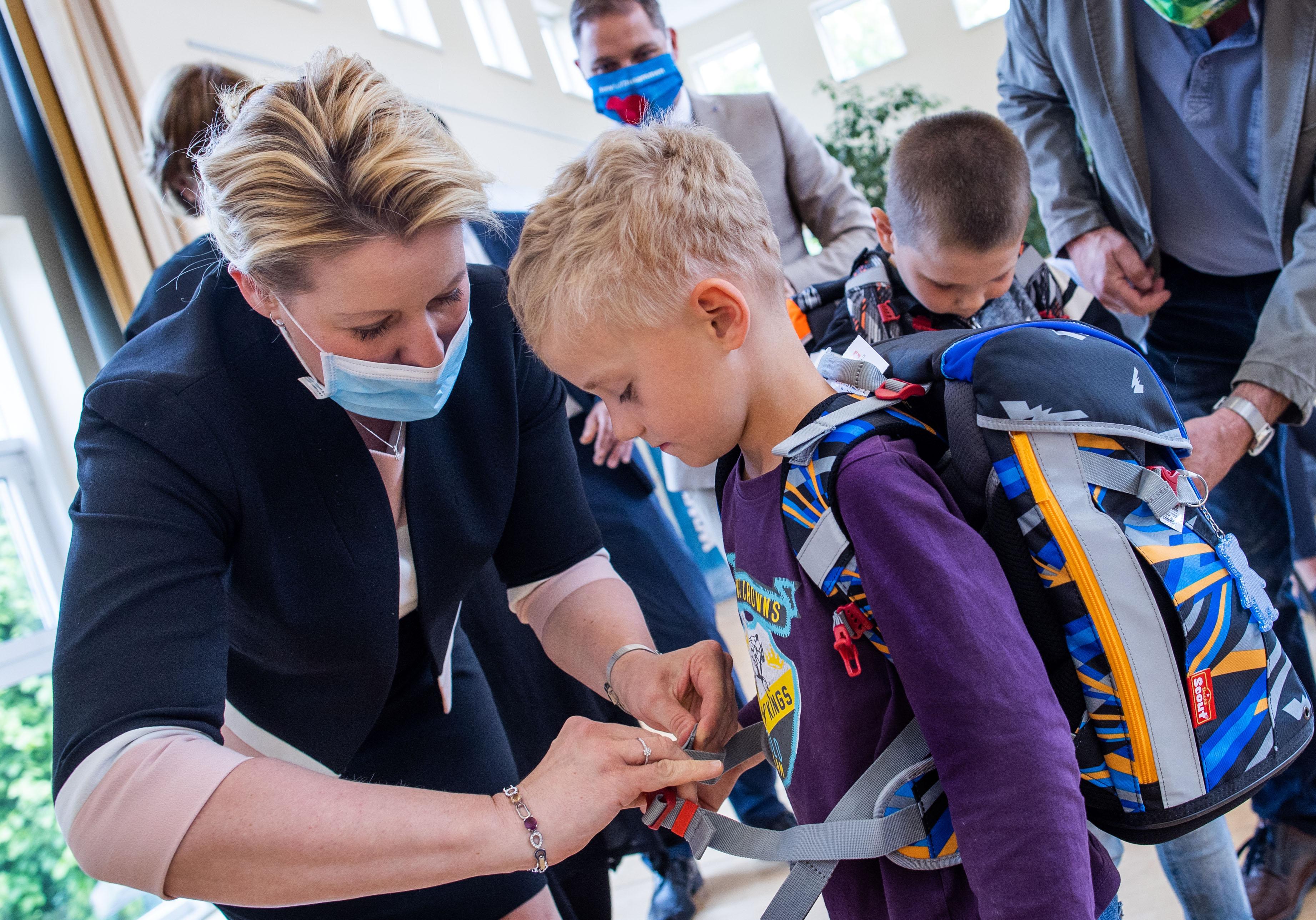 Konjunkturimpuls Giffey Verteidigt 300 Euro Kinderbonus Politik Nordbayern De