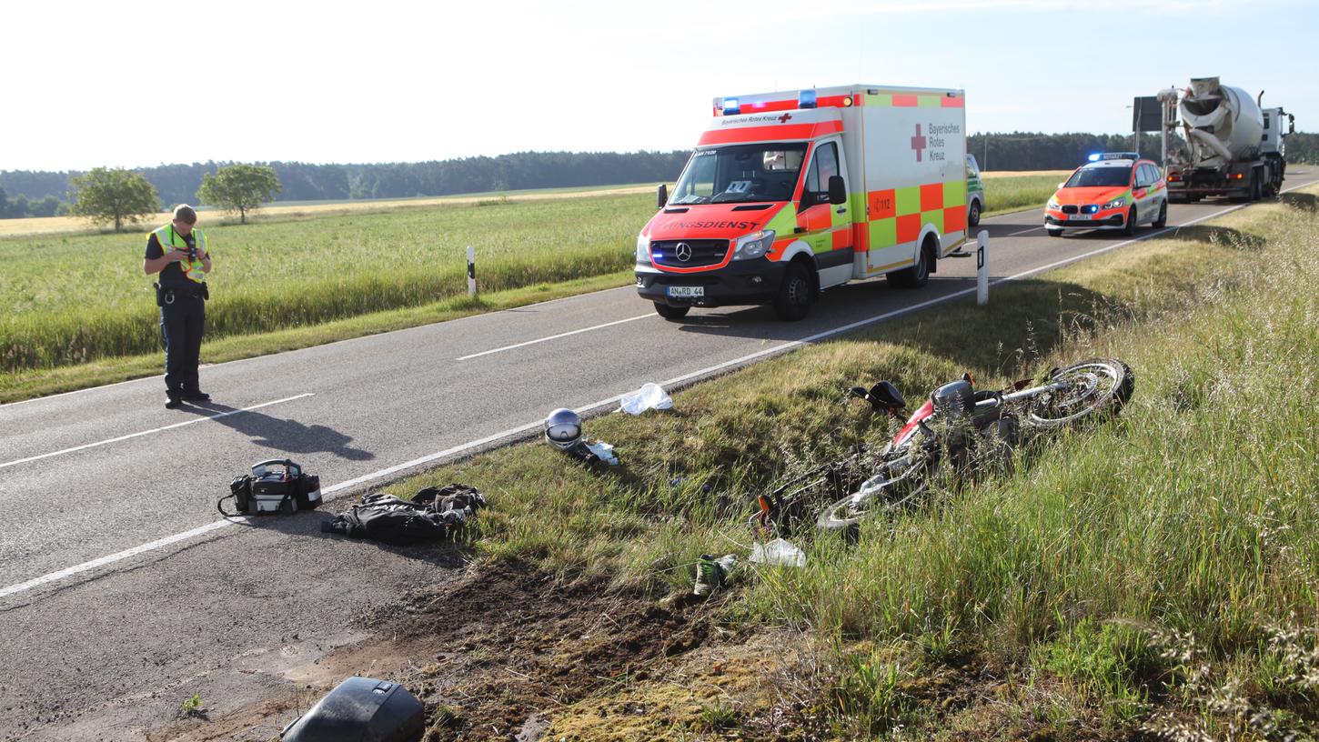 Bei einem Unfall im Landkreis Ansbach wurde ein Motorradfahrer schwer verletzt.