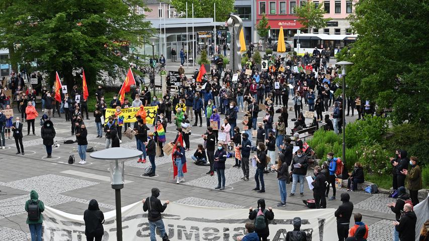 Rund 300 Menschen hatten sich auf dem Rathausplatz eingefunden, um gegen Rassismus, Polizeigewalt und Unterdrückung zu demonstrieren. Organsiert hatte die Veranstaltung das Antifa-Café Erlangen..Foto: Klaus-Dieter Schreiter