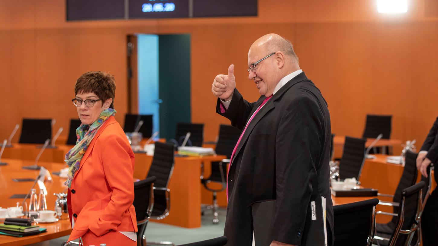Auch sie profitieren von der Erhöhung der Bezüge für Kabinettsmitglieder. Verteidigungsministerin Annegret Kramp-Karrenbauer (CDU) und Wirtschaftsminister Peter Altmaier (CDU), hier auf der 97. Sitzung des Bundeskabinetts im Mai 2020. Auch sie profitieren von der Erhöhung der Bezüge für Kabinettsmitglieder. Verteidigungsministerin Annegret Kramp-Karrenbauer (CDU) und Wirtschaftsminister Peter Altmaier (CDU), hier auf der 97. Sitzung des Bundeskabinetts im Mai 2020.