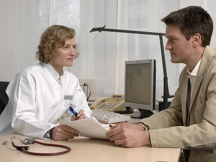 Frauen, die als Arzt arbeiten, gibt es heute deutlich mehr als früher. Der Begriff "Arztfrau" meinte auch etwas anderes: die Ehefrau eines Arztes, die quasi als Gnadenakt den akademischen Titel ihres Mannes mitverwenden durfte.