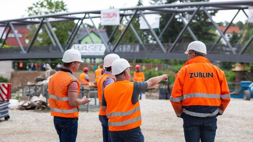 Millimeterarbeit fürs Millionenprojekt: Fürths neue Radwegbrücke schwebt ein