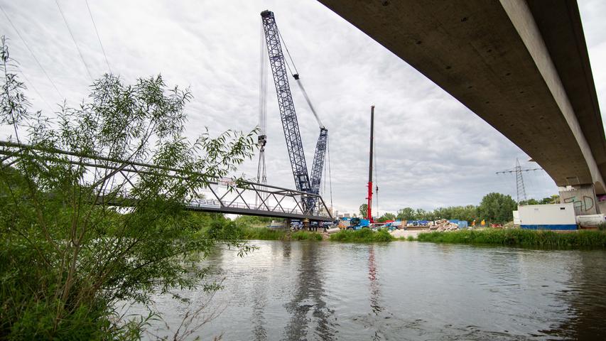 Millimeterarbeit fürs Millionenprojekt: Fürths neue Radwegbrücke schwebt ein
