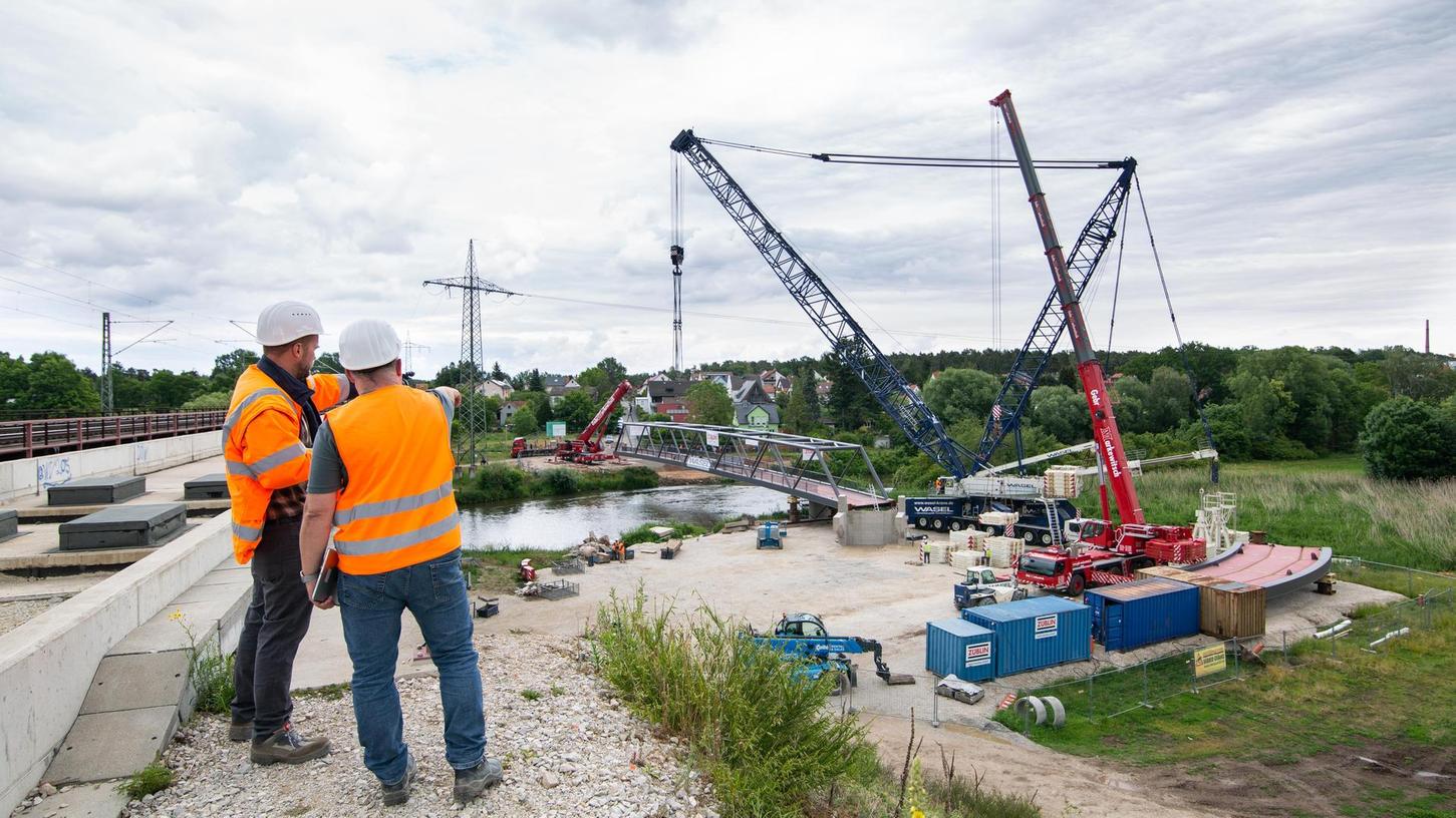 Millionenprojekt: Fürths neue Radwegbrücke schwebt ein
