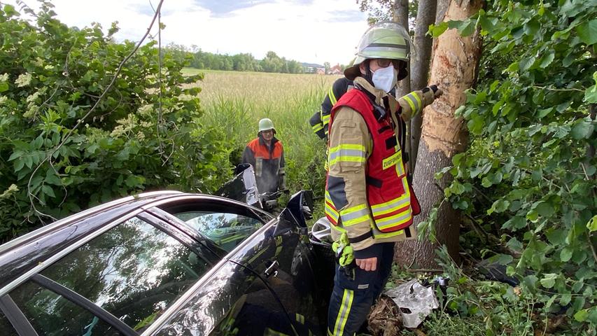 Auto fährt Hang hinab: Opel kollidiert mit Baum