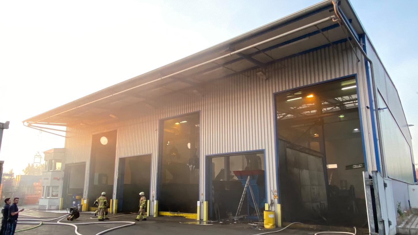 Ein Maschinenbrand hat für einen Feuerwehreinsatz am Montagabend am Fürther Hafen gesorgt.
Ein Maschinenbrand hat für einen Feuerwehreinsatz am Montagabend am Fürther Hafen gesorgt.