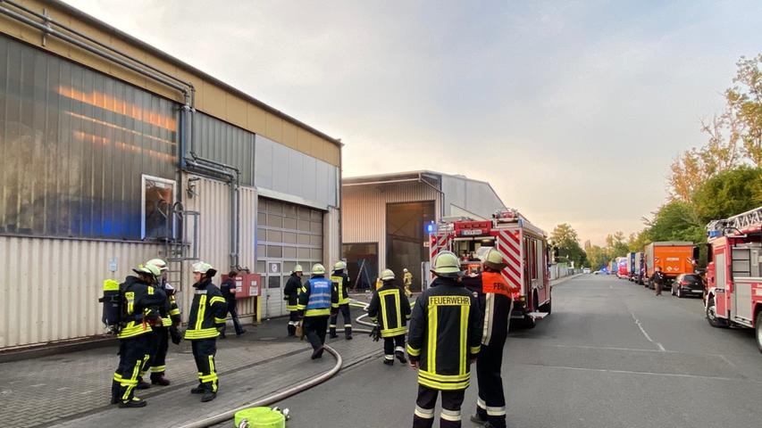 Maschine setzt Halle in Brand: Flammen am Fürther Hafen