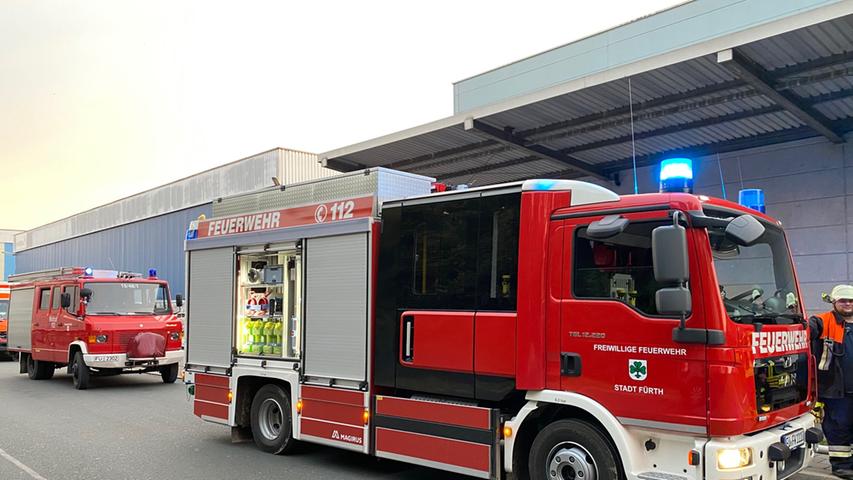 Maschine setzt Halle in Brand: Flammen am Fürther Hafen
