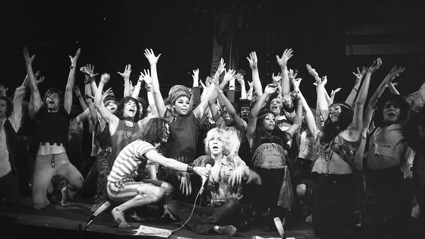 Nun dürfen die Hofnarren der bürgerlichen Gesellschaft, die vom Show-Produzenten Werner Schmid zwischen New York und Wanne-Eickel aufgeklaubten Hippies und Edelgammler das US-Musical „Hair“ im letzten Aufguss während einer bundesweiten Tournee kredenzen. Hier geht es zum Artikel vom 14. Juni 1970: Missratene Mission
