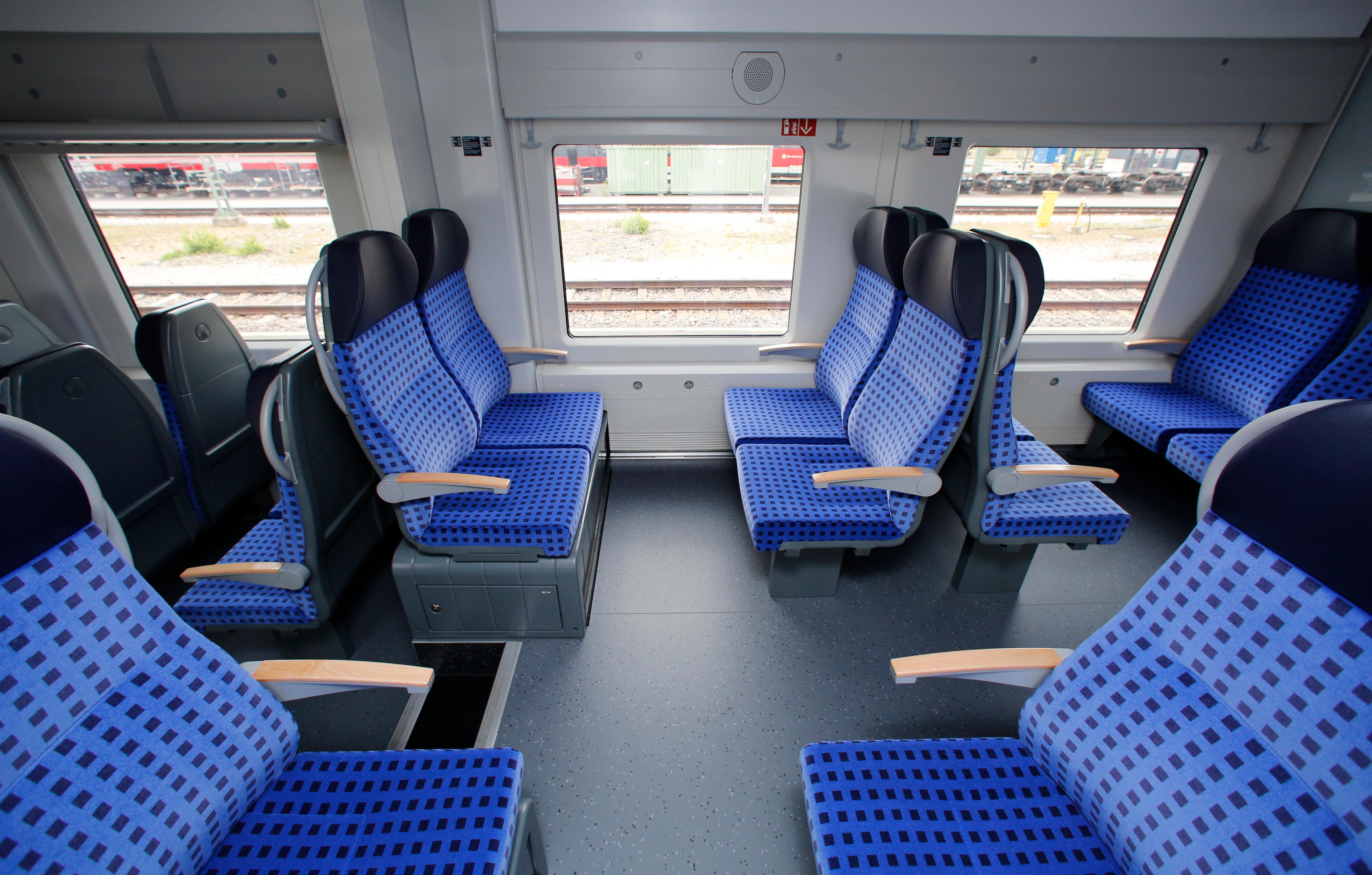 Die Sitze, die vom Amberger Zulieferer Grammer stammen, scheinen recht bequem und bieten etwas mehr Beinfreiheit als üblich. Und wer unterwegs sein Handy aufladen möchte, findet an den Sitzplätzen Steckdosen.