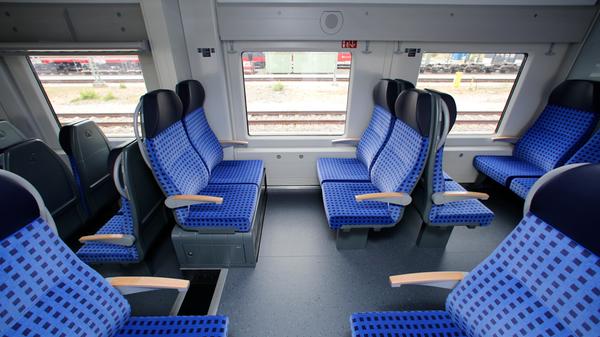 Die Sitze, die vom Amberger Zulieferer Grammer stammen, scheinen recht bequem und bieten etwas mehr Beinfreiheit als üblich. Und wer unterwegs sein Handy aufladen möchte, findet an den Sitzplätzen Steckdosen.