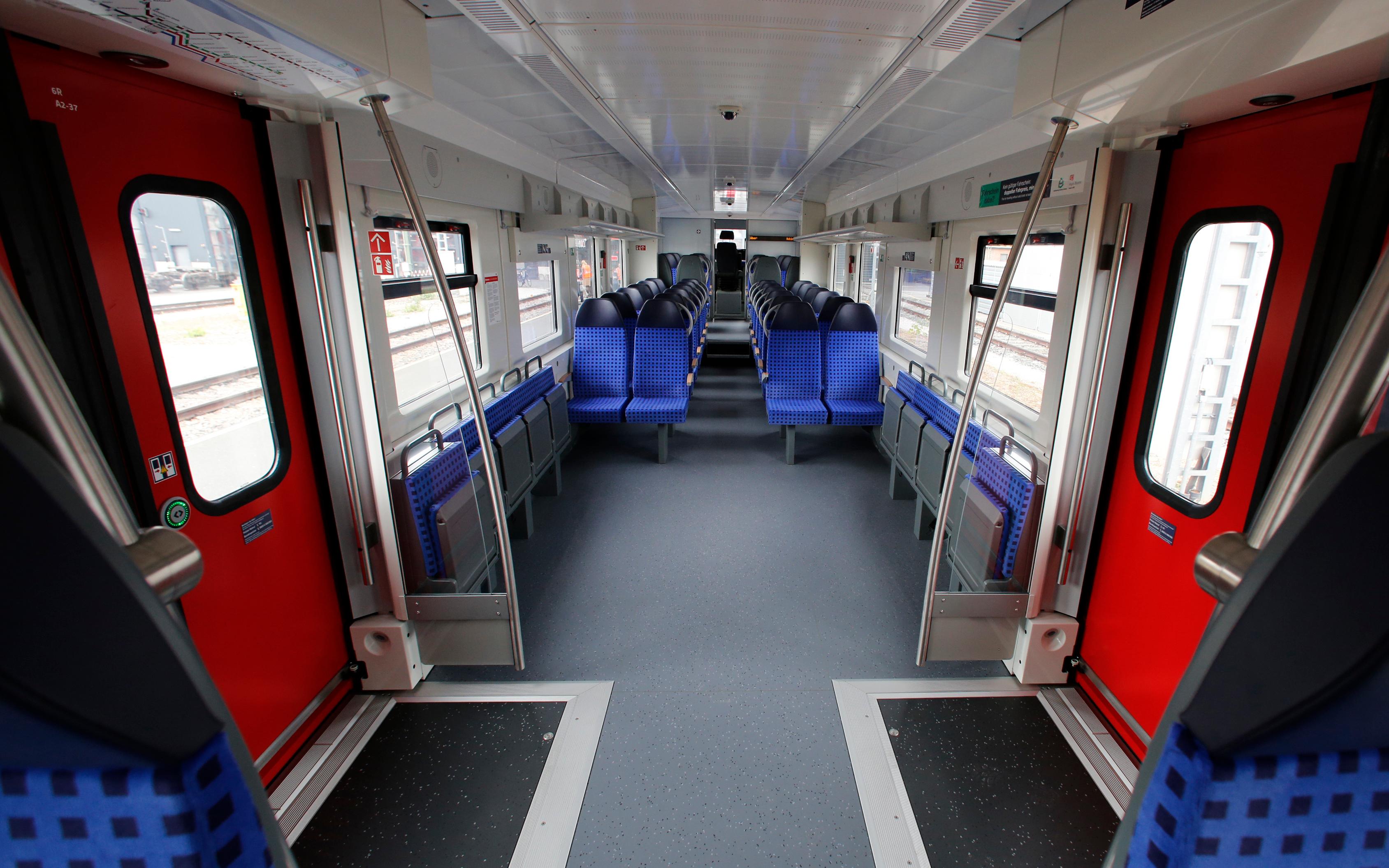 Neu sind laut Bahn auch die Mehrzweckbereiche in jedem Wagen: Hier können Fahrgäste auf Klappsitzen Platz nehmen oder Räder oder Kinderwägen untergebracht werden. Denn immer mehr Passagiere würden Fahrräder mitnehmen. Da verzeichne die Bahn einen Trend. Aber auch für Rollstuhlfahrer gibt es spezielle Nischen.