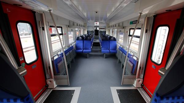 Neu sind laut Bahn auch die Mehrzweckbereiche in jedem Wagen: Hier können Fahrgäste auf Klappsitzen Platz nehmen oder Räder oder Kinderwägen untergebracht werden. Denn immer mehr Passagiere würden Fahrräder mitnehmen. Da verzeichne die Bahn einen Trend. Aber auch für Rollstuhlfahrer gibt es spezielle Nischen.