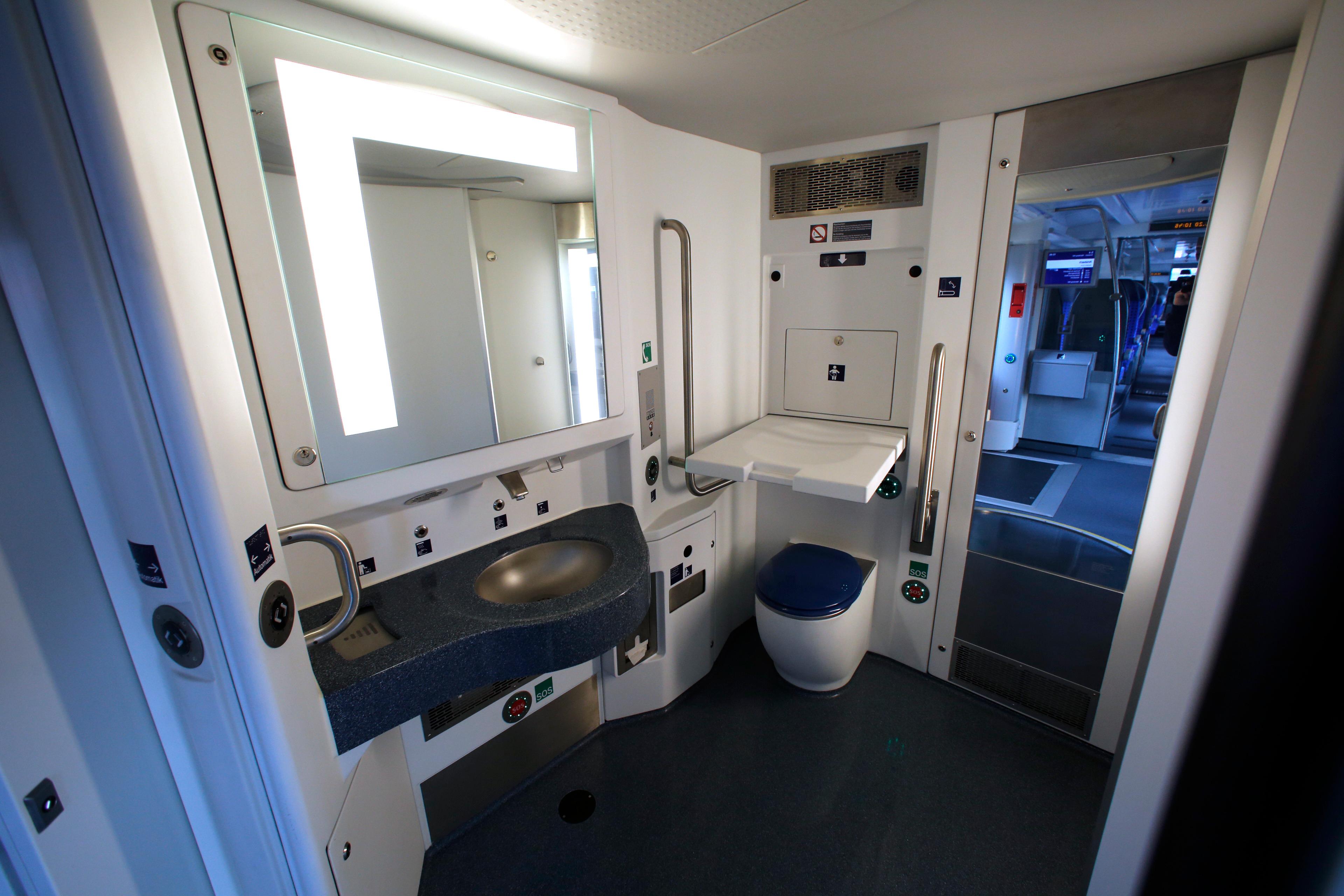 Jetzt müssen Mütter und Väter ihre Kinder nicht mehr auf den Sitzen vor den Augen aller Fahrgäste wickeln.