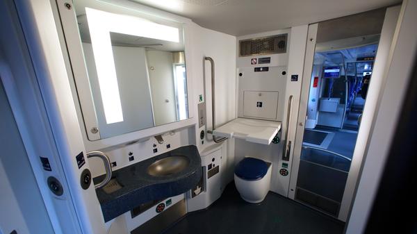 Jetzt müssen Mütter und Väter ihre Kinder nicht mehr auf den Sitzen vor den Augen aller Fahrgäste wickeln.