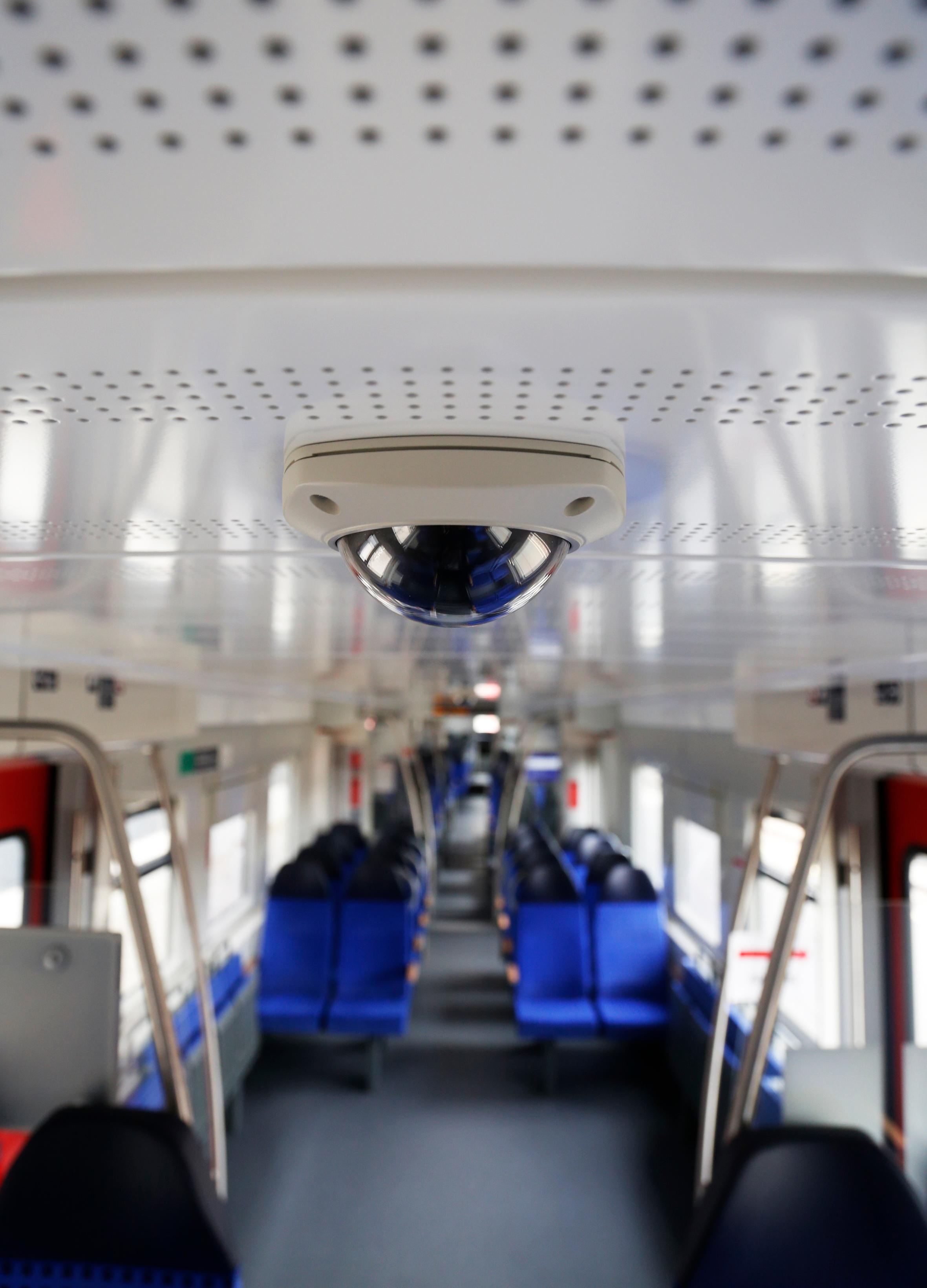 Für mehr Sicherheit soll eine Videoüberwachung des Fahrgastraumes sorgen, auf die sowohl an den Türen als auch im Inneren des Zuges hingewiesen wird. Nach 72 Stunden werden die Aufnahmen überschrieben, so die Bahnverantwortlichen.