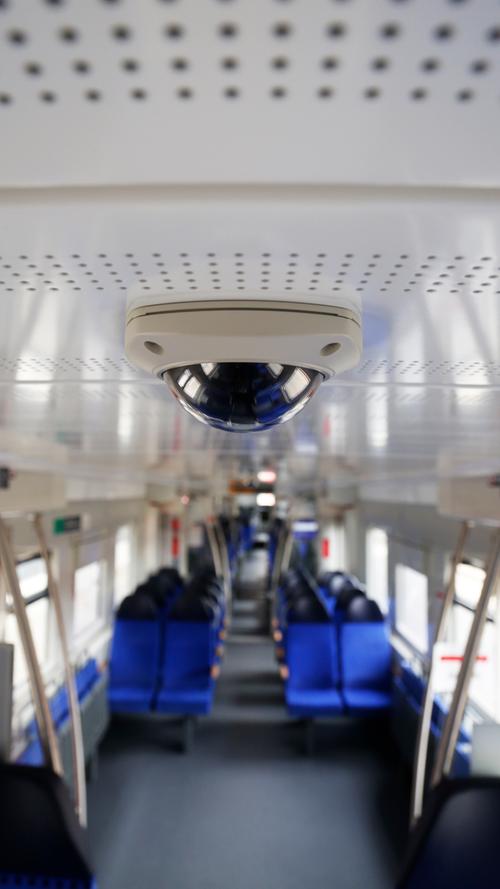 Für mehr Sicherheit soll eine Videoüberwachung des Fahrgastraumes sorgen, auf die sowohl an den Türen als auch im Inneren des Zuges hingewiesen wird. Nach 72 Stunden werden die Aufnahmen überschrieben, so die Bahnverantwortlichen.