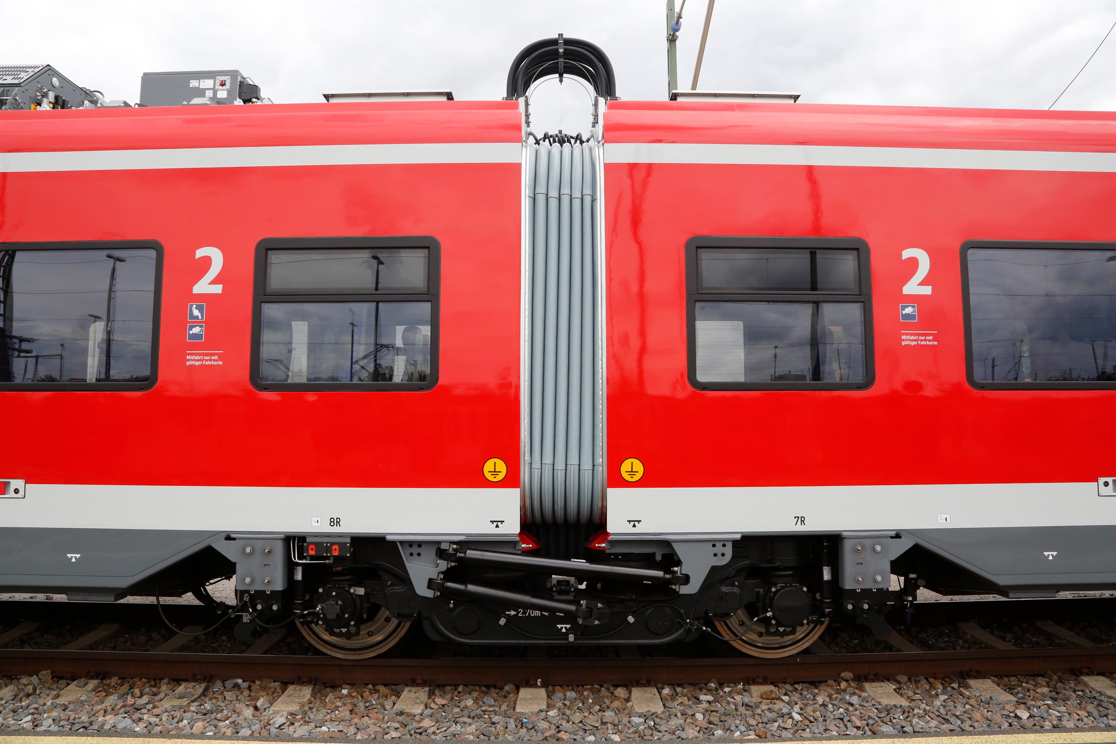 Neben vielen technischen Details, etwa einer automatisch ausfahrbaren Spaltüberbrückung zur Bahnsteigkante, die einen ebenerdigen Einstieg ermöglichen soll, besticht die neue S-Bahn vor allem durch mehr Komfort.