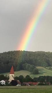 Dass Blitze gerne mal in Kirchturmspitzen einschlagen, ist bekannt. In Altdorf hat es mal ein Regenbogen versucht.