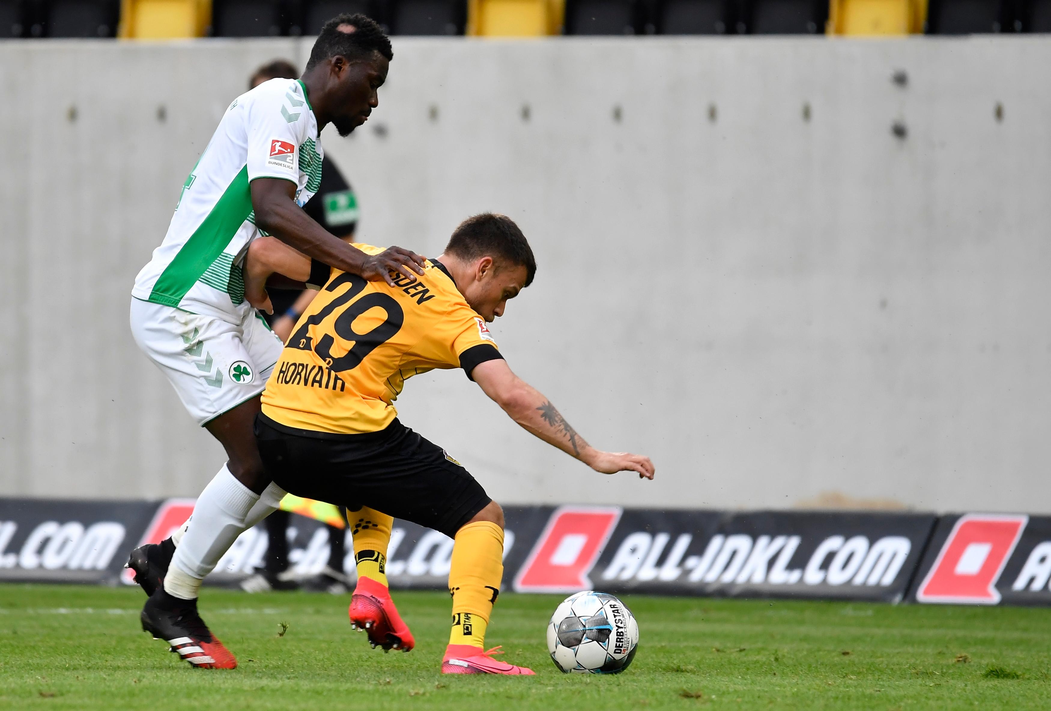 Belastete sich selbst durch ein unnötiges Foulspiel schon nach 55 Sekunden mit einer Gelben Karte. Trug diesen Rucksack aber mit wohl dosiertem Zweikampfverhalten gekonnt bis zum Ende der Partie. Redaktion: 3 | kicker: 3 | User: 3,2 (98 Stimmen)