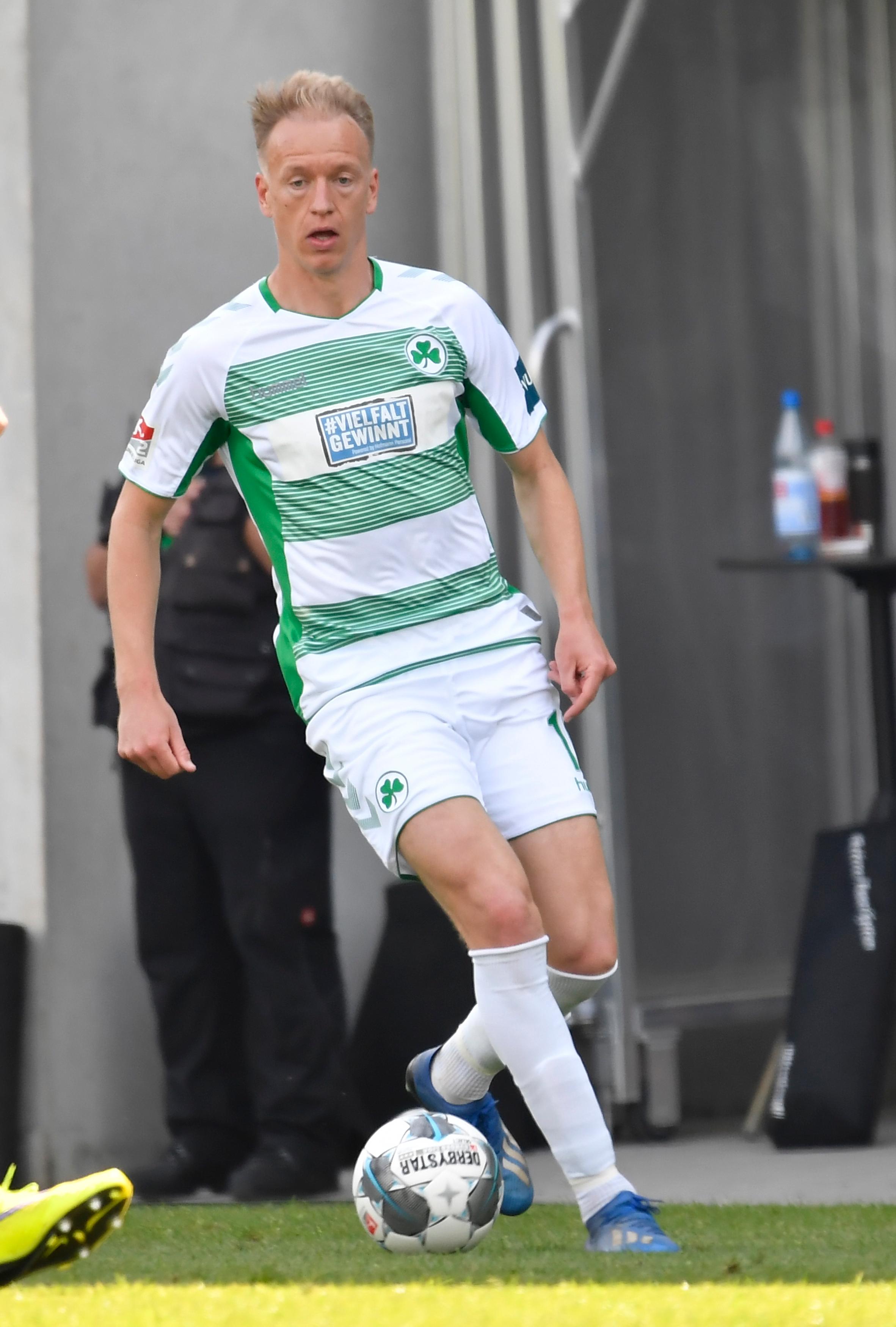 Wurde nach seiner Einwechslung kaum in Szene gesetzt. Redaktion: 4 | kicker: 4 | User: 4,1 (109 Stimmen)