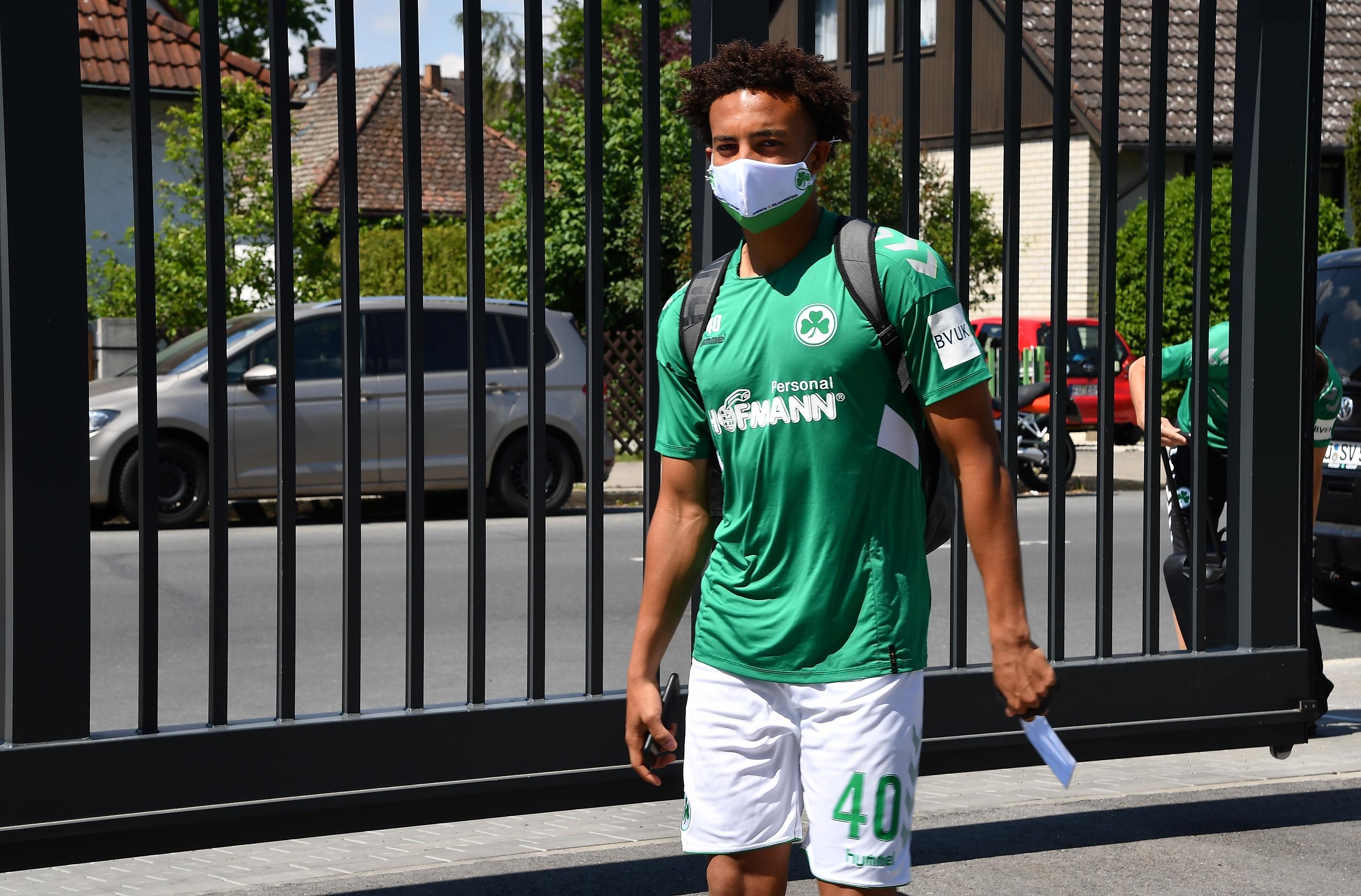 Sollte in der letzten halben Stunde für Belebung sorgen, tat das mit einem Torabschluss ans Außennetz (82.). Redaktion: 3 | kicker: 3 | User: 4,5 (104 Stimmen)