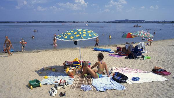 Im weiten Tal der Altmühl, nordwestlich von Gunzenhausen, liegt der Altmühlsee. Auf dem See gibt es eine Vogelinsel, die zugleich eines der wichtigsten Schutzgebiete für Zugvögel in Bayern ist. In der Sommersaison verbindet das Ausflugsschiff „MS Altmühlsee“ die Freizeitzentren an seinen Ufern: Das Seezentrum Gunzenhausen, das Surfzentrum Schlungenhof, das Seezentrum Muhr am See und das Seezentrum Wald. Adresse: Seezentrum Wald, 91710 Gunzenhausen