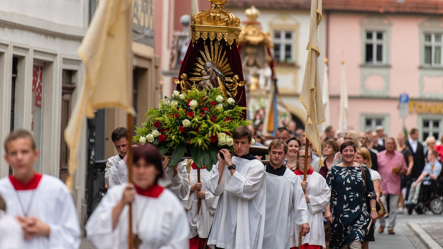 Normalerweise gibt es in den katholischen Gegenden Bayerns große Prozessionen an Fronleichnam, hier in Bamberg. 
