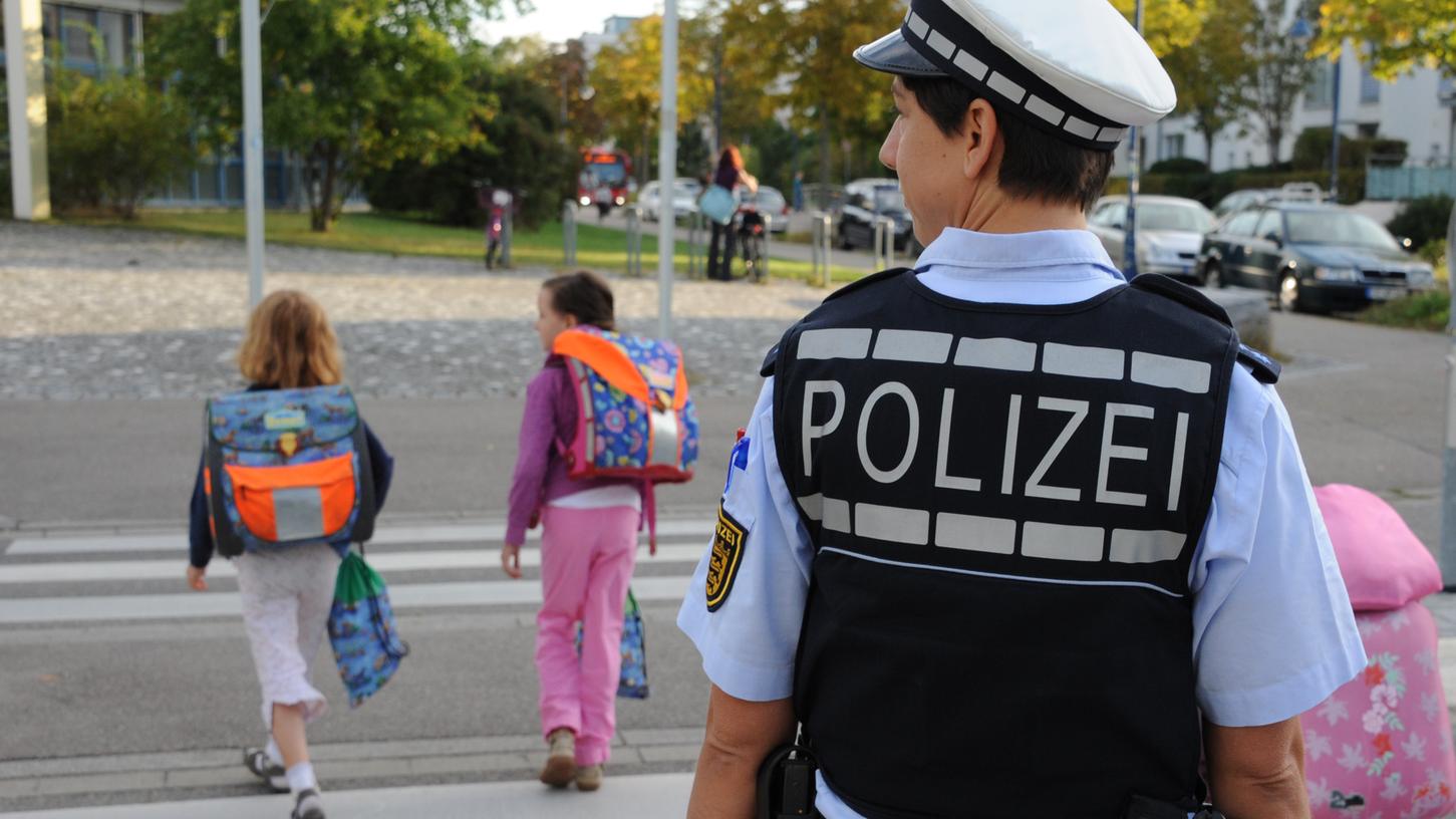 Nach zwei Versuchen eines Unbekannten, Schulkinder in sein Auto zu locken, will die Polizei nun die Schulwege im Raum Wendelstein stärker überwachen [Symbolbild].
