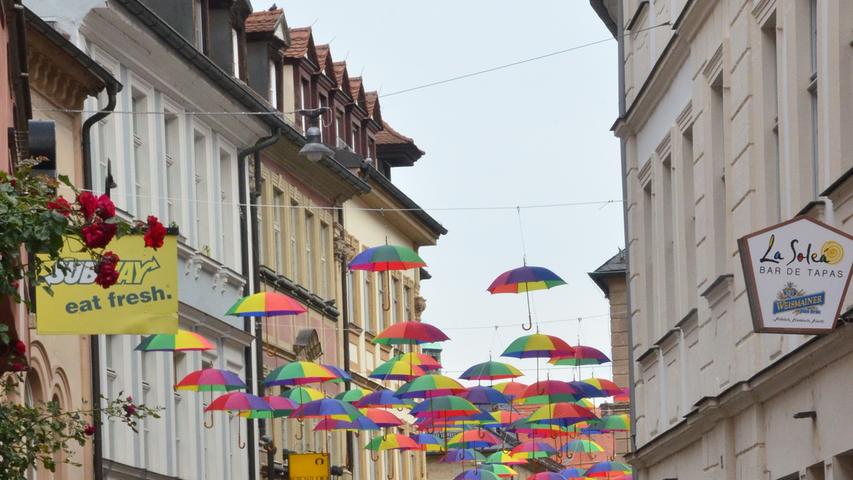 Urlaubsfeeling mitten in Bamberg: So schön sind die Regenschirme in der Austraße