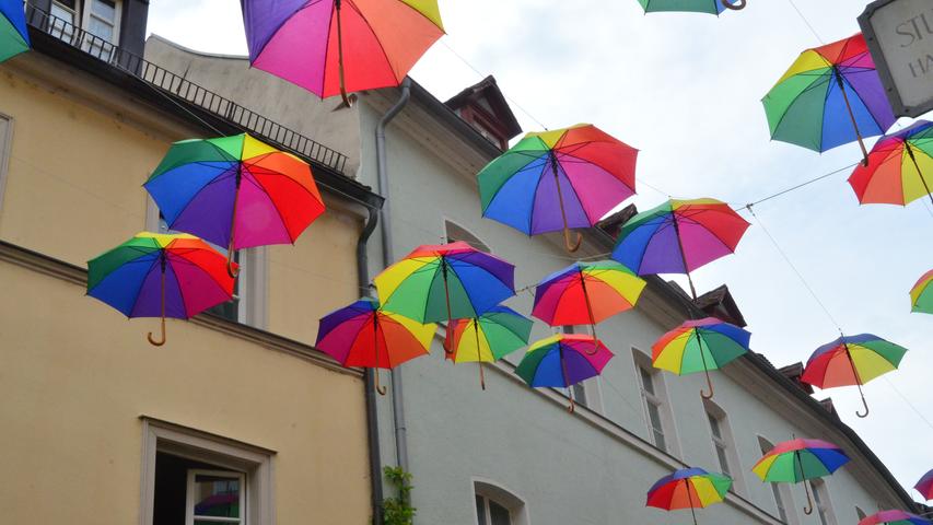 Urlaubsfeeling mitten in Bamberg: So schön sind die Regenschirme in der Austraße