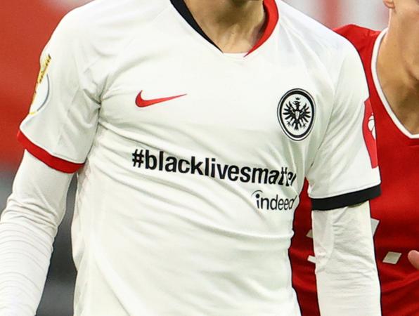 "BlackLivesMatter" - mit dieser Botschaft lief die Eintracht im Halbfinale in München auf.
