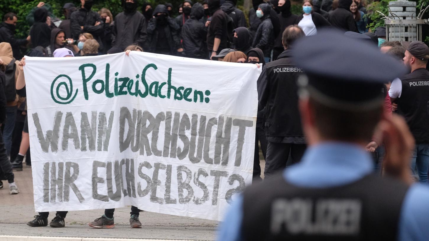 "Wann durchsucht ihr euch selbst?" Auch in der Polizei gibt es bundesweit rechtsextreme Netzwerke. 
 In Leipzig demonstrierten mehrere Hundert Menschen gegen Durchsuchungen der Sonderkommission Linksextremismus.