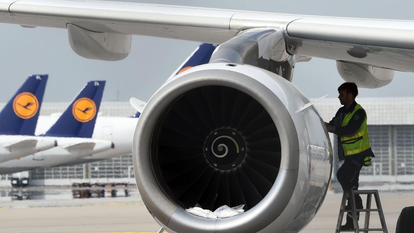 Bei der Lufthansa stehen Tausende Stellen auf der Kippe. Die Lufthansa bezifferte den rechnerischen Überhang auf 22.000 Vollzeitstellen.
