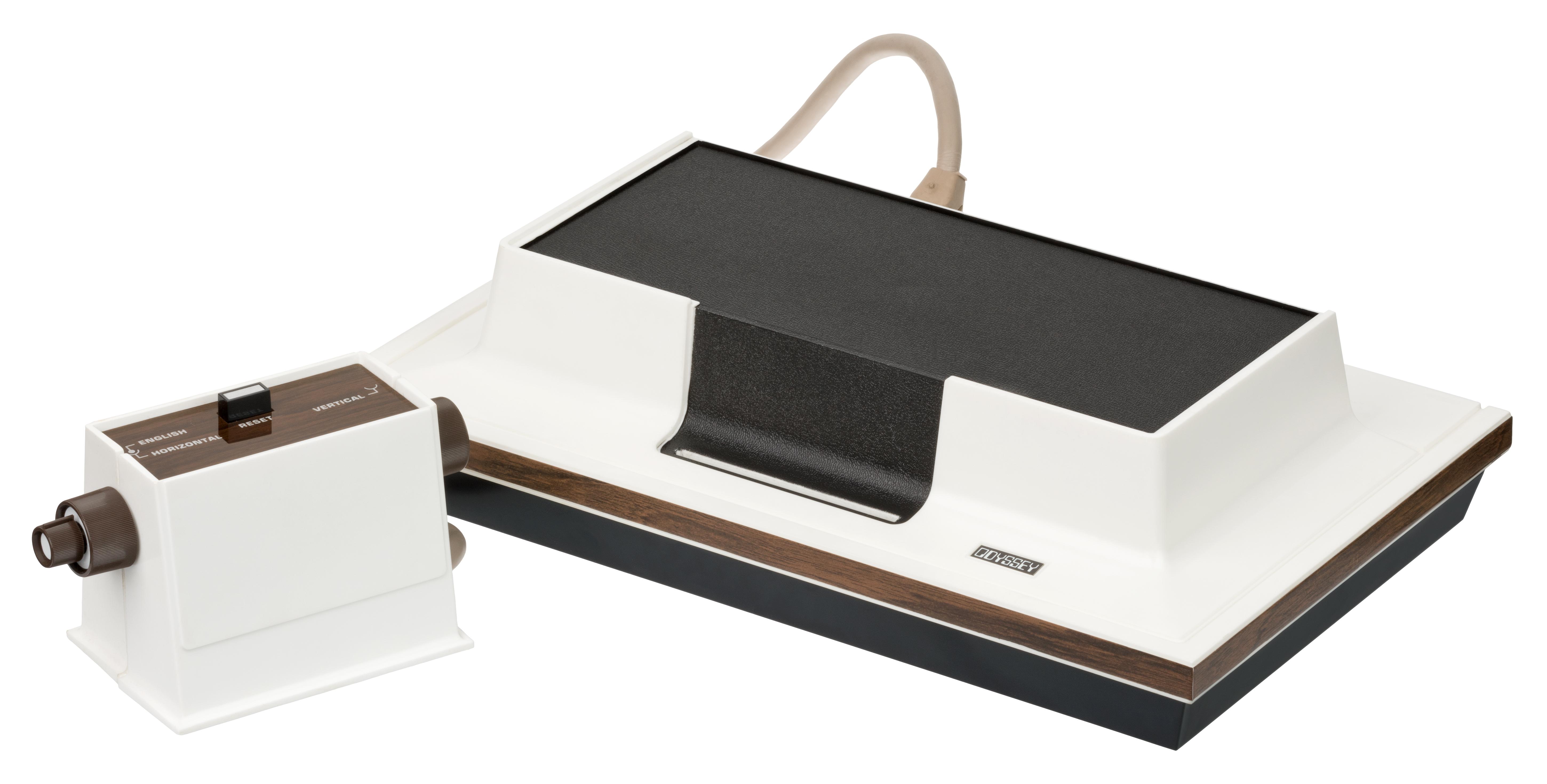 Alles beginnt mit der Magnavox Odyssey: Unter diesem durchaus komplizierten Namen bringt das Unternehmen, das später auch die Universalfernbedienung erfinden sollte, 1972 die erste kommerzielle Spielekonsole der Welt auf den Markt. Sie läutet also die erste Generation der Konsolen ein – die sich dadurch auszeichnet, dass die Spiele fest auf den Konsolen installiert sind. Das liegt daran, dass die Spiele zu diesem Zeitpunkt noch durch fest verdrahtete Schaltkreise erzeugt werden.