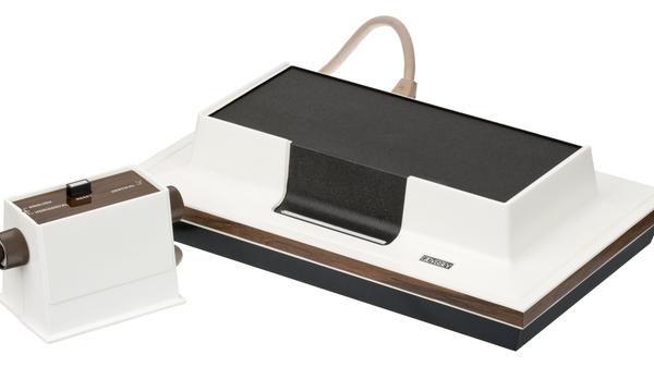 Alles beginnt mit der Magnavox Odyssey: Unter diesem durchaus komplizierten Namen bringt das Unternehmen, das später auch die Universalfernbedienung erfinden sollte, 1972 die erste kommerzielle Spielekonsole der Welt auf den Markt. Sie läutet also die erste Generation der Konsolen ein – die sich dadurch auszeichnet, dass die Spiele fest auf den Konsolen installiert sind. Das liegt daran, dass die Spiele zu diesem Zeitpunkt noch durch fest verdrahtete Schaltkreise erzeugt werden.