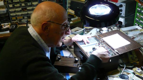 Eine wichtige Rolle bei der Entwicklung der Spielekonsolen spielt der in der Pfalz geborene deutsch-amerikanische Erfinder Ralph Baer. Der Ingenieur experimentierte bereits in den 1960er-Jahren mit Videospielen und der Möglichkeit austauschbarer Kassetten, auf denen die Spiele gespeichert sind. Eine Idee, die erst später wieder aufgegriffen werden sollte.