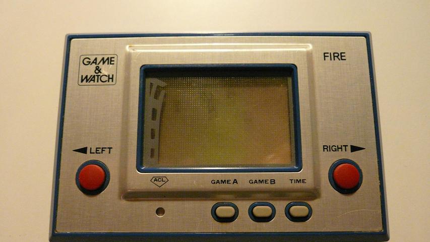 Denn langsam gewinnen auch mobile Spielekonsolen an Bedeutung. Der Microvision gilt als Vorreiter, hat aber auf dem Markt keine Zukunft – weil die Technik noch nicht ausgereift ist. Ein Neuling auf dem Markt verzeichnet aber ab 1980 große Erfolge: Es ist Nintendo, das von der "Game & Watch"-Reihe mehr als 43 Millionen Exemplare weltweit verkauft.