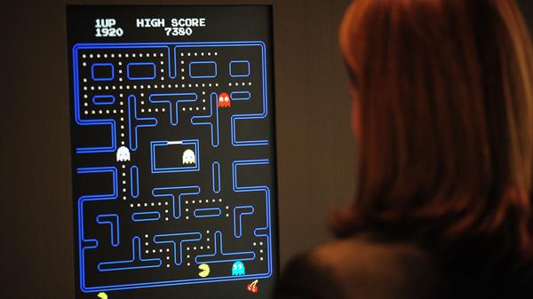 Zeit also, etwas Bewegung in den Markt zu bringen. Die zweite Generation der Konsolen setzt schon Ende der 1970er-Jahre zunehmend auf austauschbare Spielemodule. Mit dem Erscheinen des Atari 2600 Heimcomputers gelingt dem US-Unternehmen ein Riesenerfolg: Rund 30 Millionen Konsolen verweisen die Konkurrenz völlig in die Schranken. Zumindest, was stationäre Konsolen betrifft. Besonders populär sind die Spiele Pac-Man, Space Invaders und Mario Bros.