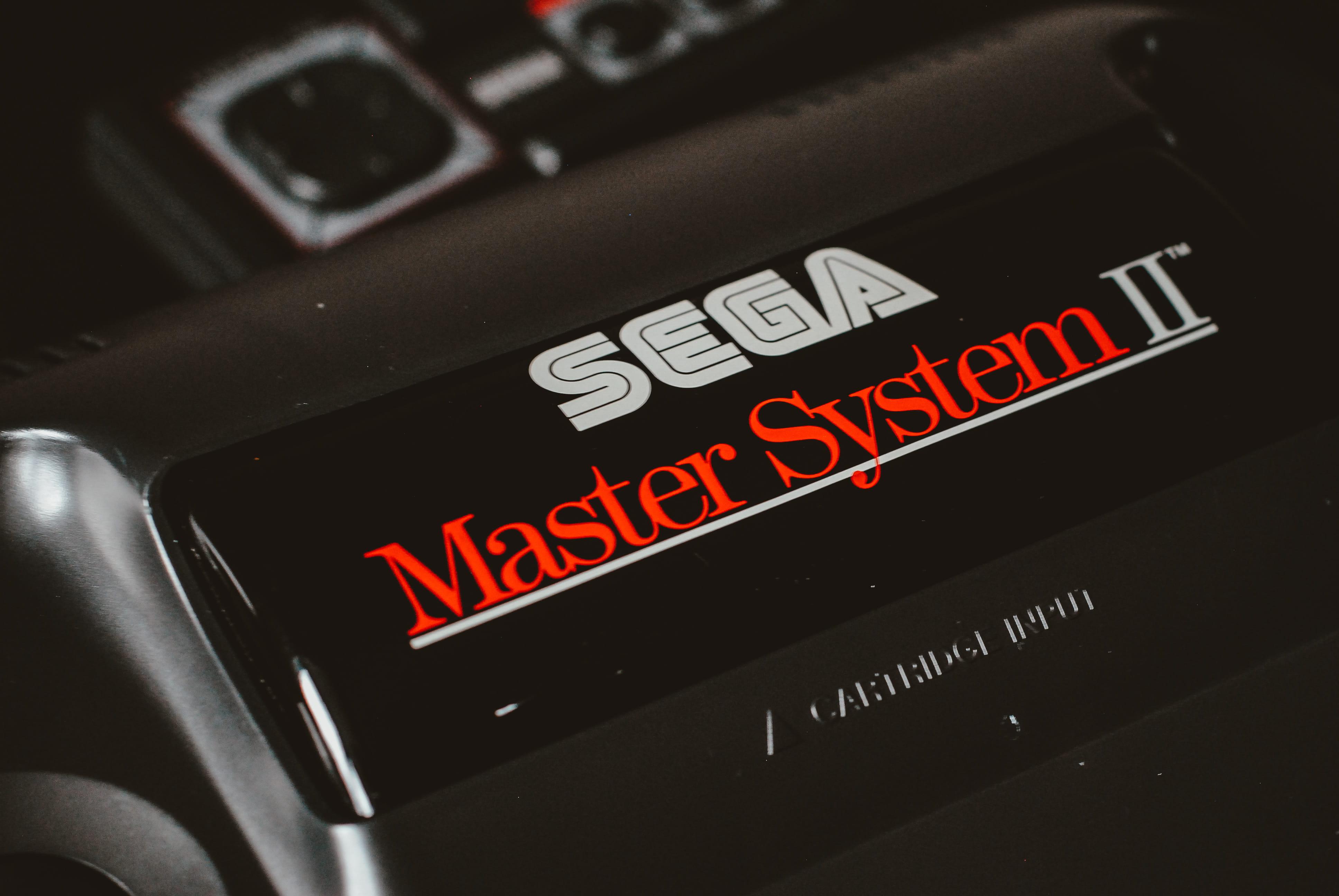 Konkurrent Sega verzeichnet mit dem Sega Master System und dessen Weiterentwicklungen erste Erfolge, vor allem in Europa kommt die 1985 erschienene Konsole gut an. Sie bot sowohl austauschbare Kassetten als auch fest installierte Spiele an. Segas Mario zu dieser Zeit: Ein unauffälliger Superheld namens "Alex Kidd". Mit rund 13 Millionen verkauften Konsolen kommt Sega allerdings nicht an die Erfolge von Nintendo heran.