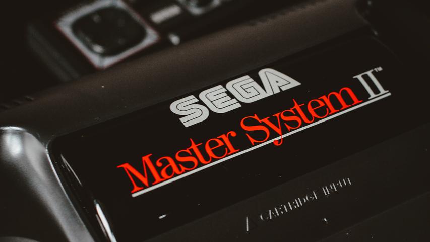 Konkurrent Sega verzeichnet mit dem Sega Master System und dessen Weiterentwicklungen erste Erfolge, vor allem in Europa kommt die 1985 erschienene Konsole gut an. Sie bot sowohl austauschbare Kassetten als auch fest installierte Spiele an. Segas Mario zu dieser Zeit: Ein unauffälliger Superheld namens "Alex Kidd". Mit rund 13 Millionen verkauften Konsolen kommt Sega allerdings nicht an die Erfolge von Nintendo heran.