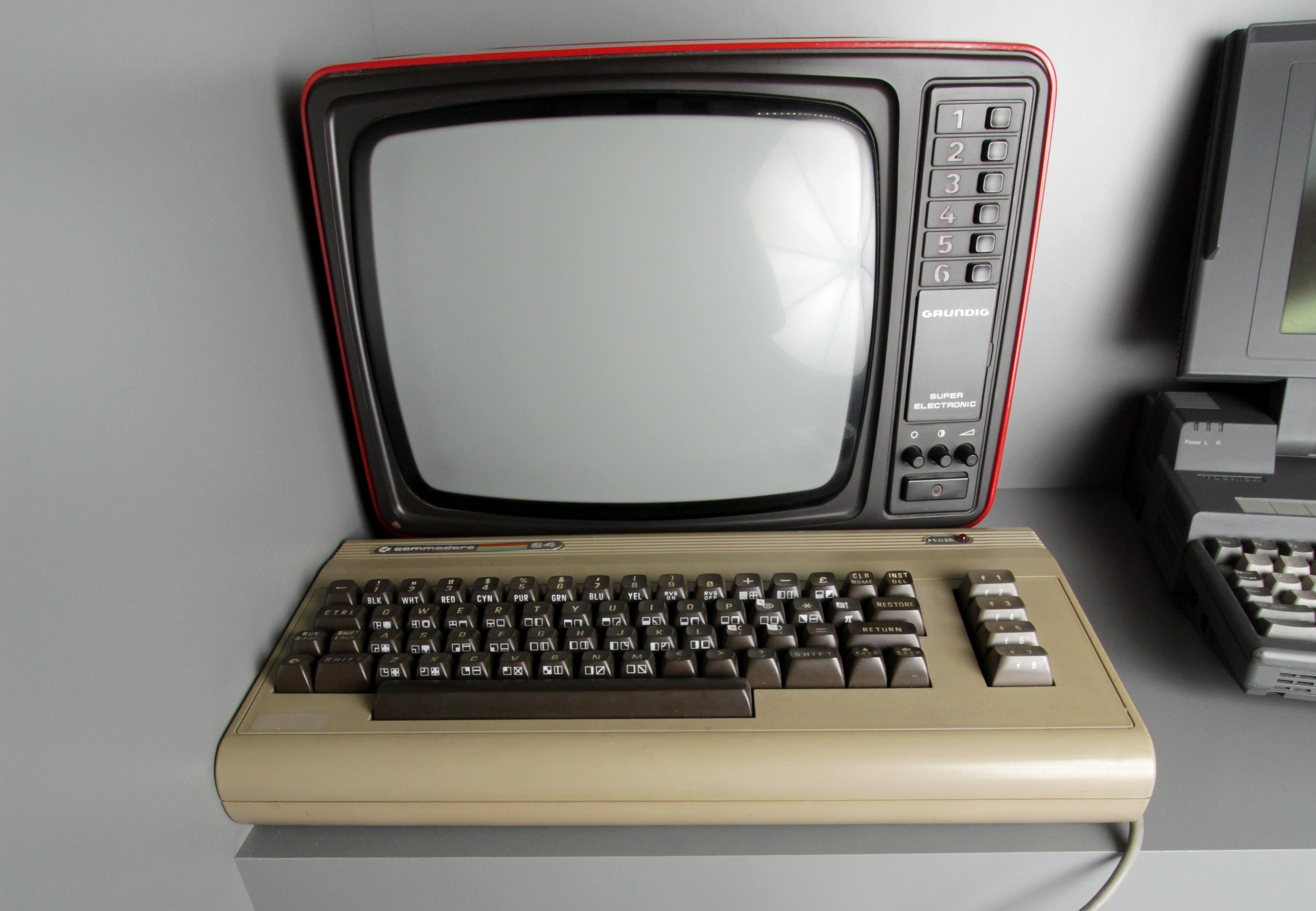 Unter anderem in Deutschland sehr beliebt: Der Commodore 64, der mehr ist als nur eine Konsole. Der 1982 erschiene Heimcomputer bietet die Möglichkeit, auch eigene Anwendungen zu programmieren. Für viele junge Menschen damals der Einstieg in die Welt der Computer. Einen herben Rückschlag muss allerdings Atari hinnehmen: Der 7800, der auch als Heimcomputer angepriesen wird, kann in Sachen Verkaufszahlen nicht mehr mit der Konkurrenz mithalten. Der Markt ist bereits gesättigt, das Interesse verlagert sich in Richtung mobiles Spielen.