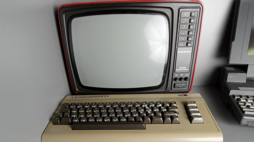 Unter anderem in Deutschland sehr beliebt: Der Commodore 64, der mehr ist als nur eine Konsole. Der 1982 erschiene Heimcomputer bietet die Möglichkeit, auch eigene Anwendungen zu programmieren. Für viele junge Menschen damals der Einstieg in die Welt der Computer. Einen herben Rückschlag muss allerdings Atari hinnehmen: Der 7800, der auch als Heimcomputer angepriesen wird, kann in Sachen Verkaufszahlen nicht mehr mit der Konkurrenz mithalten. Der Markt ist bereits gesättigt, das Interesse verlagert sich in Richtung mobiles Spielen.